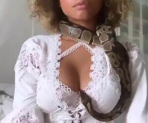 helayna marie and her pet snake