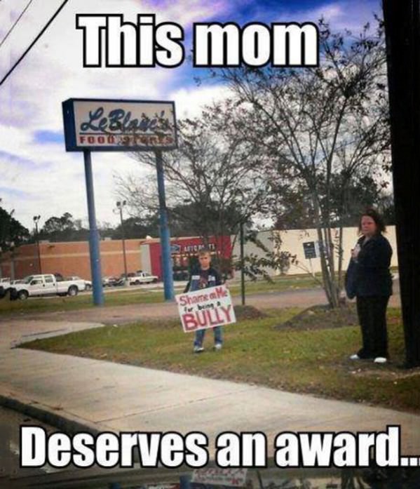 She Deserves a Mom Award funny picture