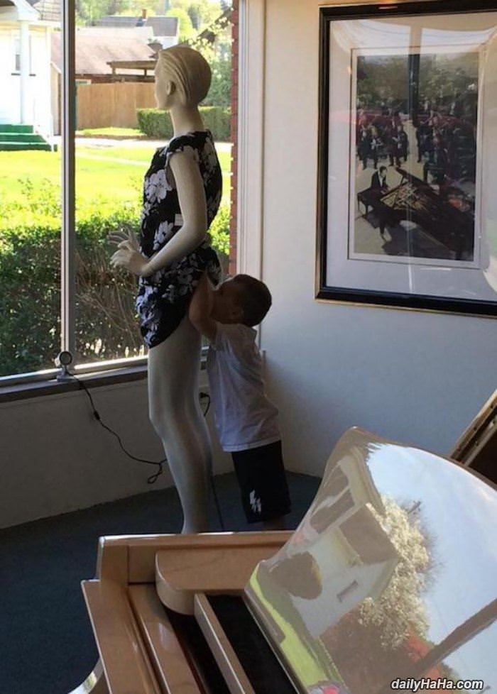 this kid is very curious funny picture