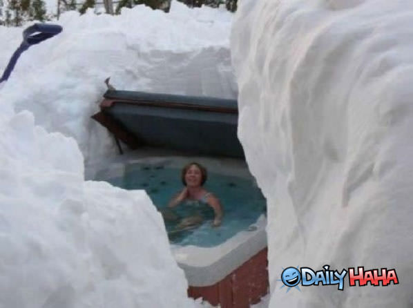 Winter Hot Tub funny picture