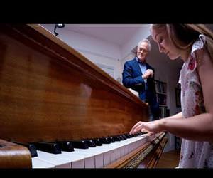 prodigy plays song from 4 notes Funny Video